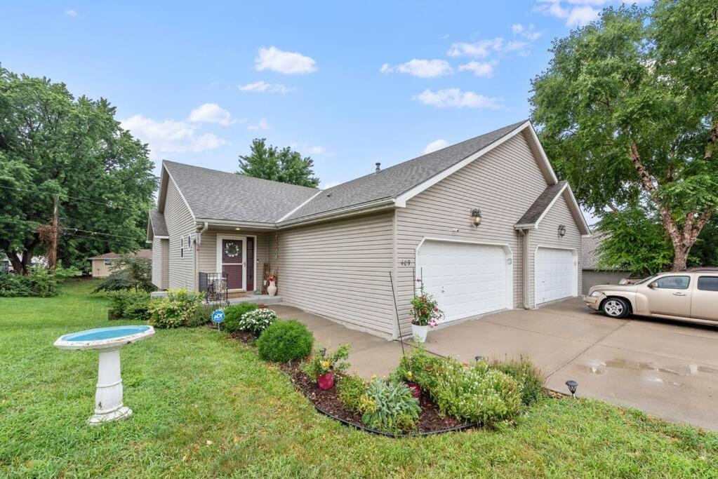 Beautiful Townhome, 11 Minutes To Downtown, Kcmo. カンザスシティ エクステリア 写真
