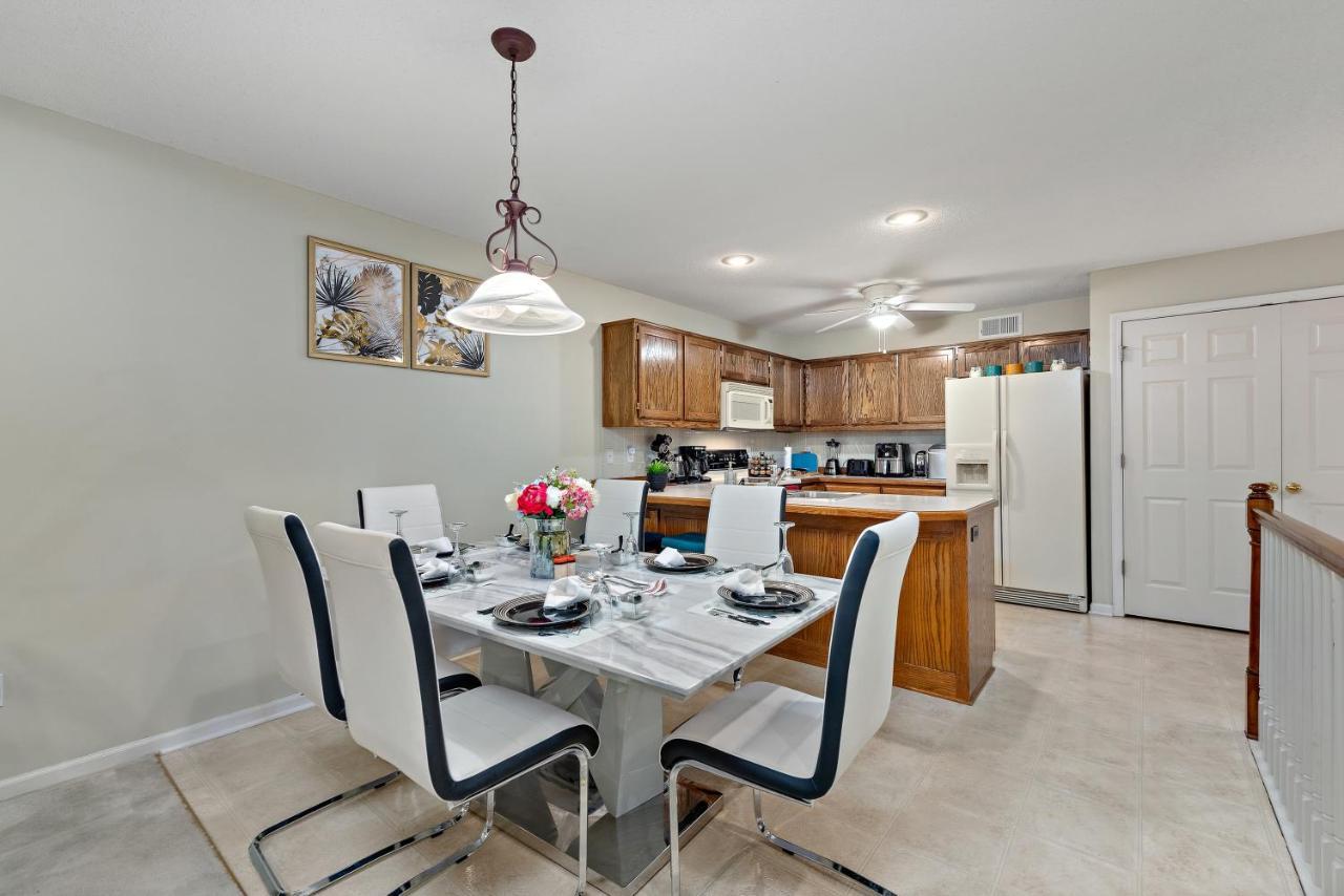 Beautiful Townhome, 11 Minutes To Downtown, Kcmo. カンザスシティ エクステリア 写真