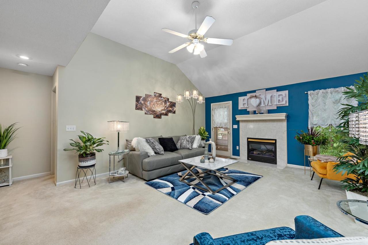 Beautiful Townhome, 11 Minutes To Downtown, Kcmo. カンザスシティ エクステリア 写真