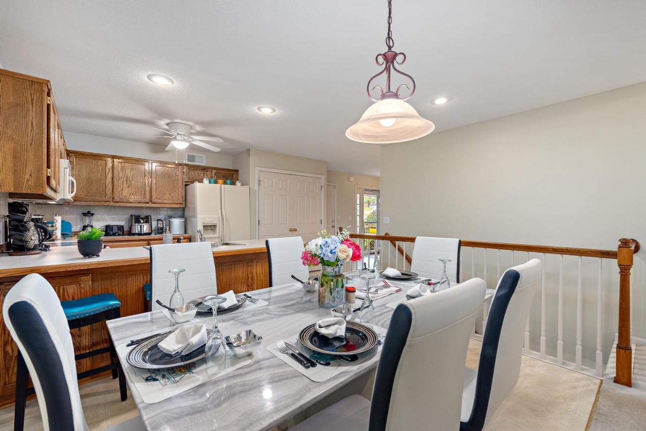 Beautiful Townhome, 11 Minutes To Downtown, Kcmo. カンザスシティ エクステリア 写真