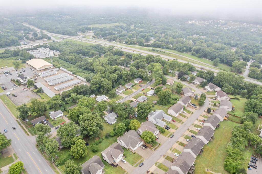 Beautiful Townhome, 11 Minutes To Downtown, Kcmo. カンザスシティ エクステリア 写真