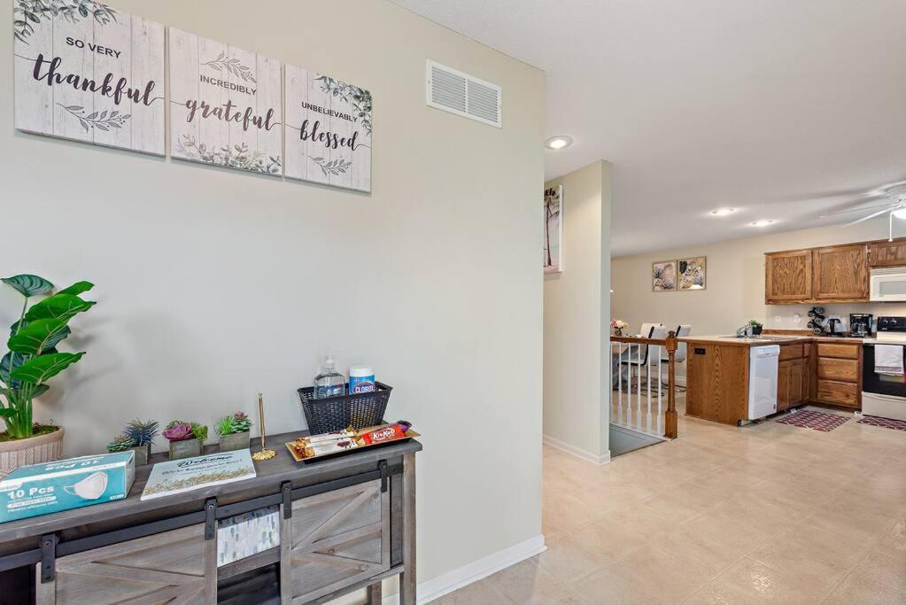 Beautiful Townhome, 11 Minutes To Downtown, Kcmo. カンザスシティ エクステリア 写真