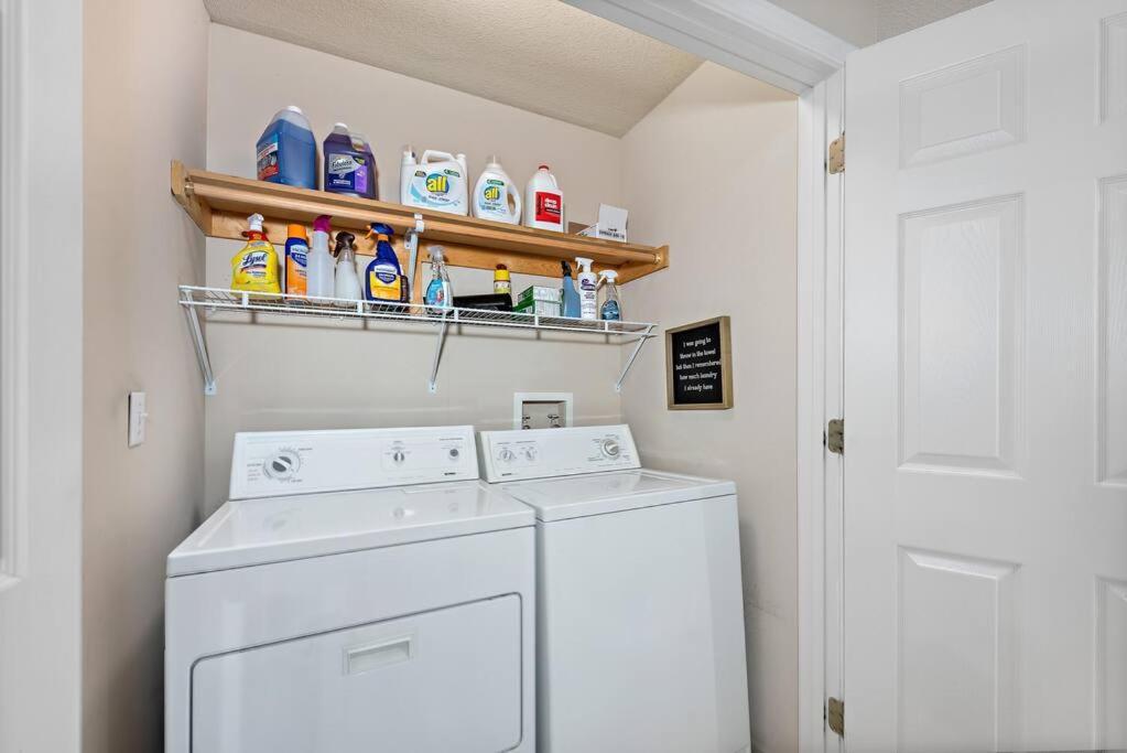 Beautiful Townhome, 11 Minutes To Downtown, Kcmo. カンザスシティ エクステリア 写真