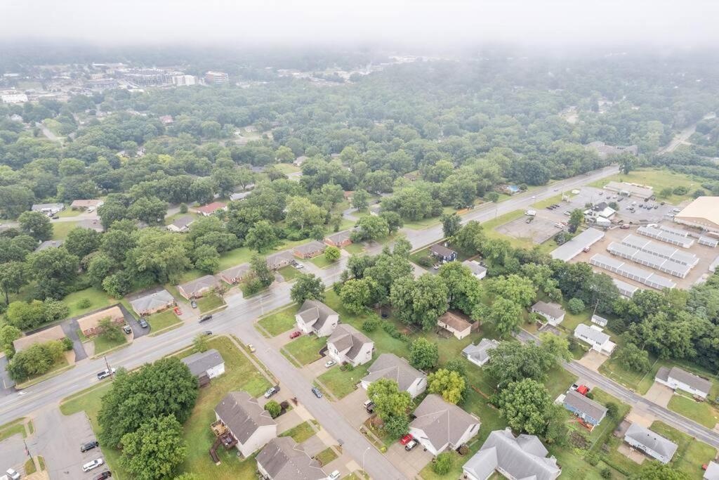 Beautiful Townhome, 11 Minutes To Downtown, Kcmo. カンザスシティ エクステリア 写真