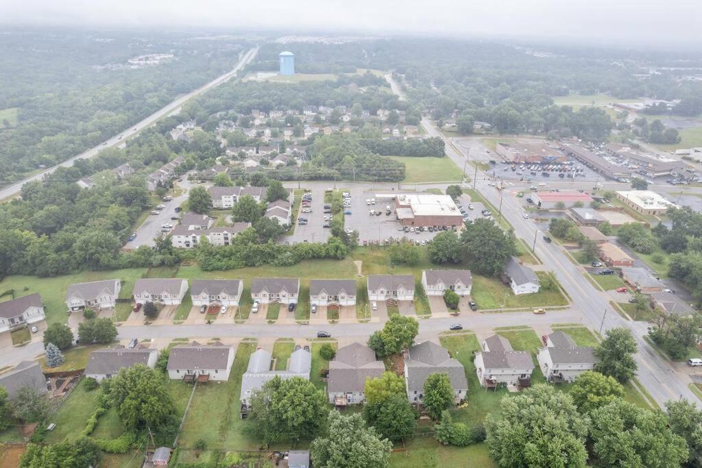 Beautiful Townhome, 11 Minutes To Downtown, Kcmo. カンザスシティ エクステリア 写真