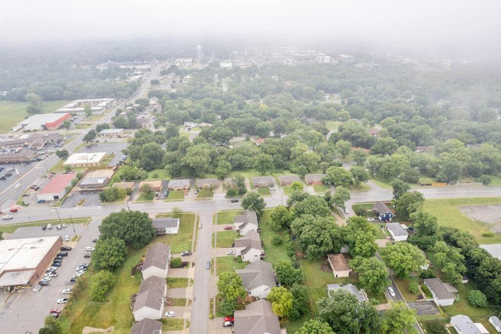 Beautiful Townhome, 11 Minutes To Downtown, Kcmo. カンザスシティ エクステリア 写真