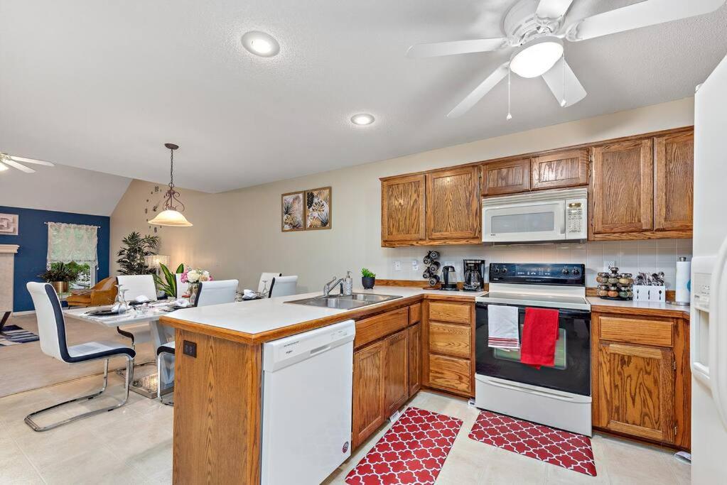 Beautiful Townhome, 11 Minutes To Downtown, Kcmo. カンザスシティ エクステリア 写真