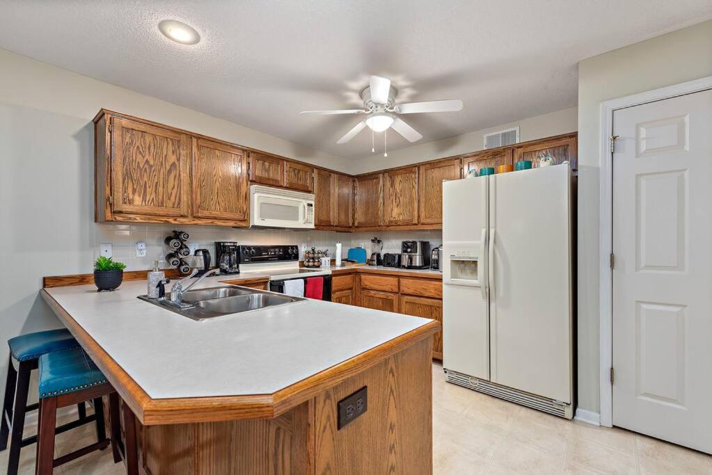Beautiful Townhome, 11 Minutes To Downtown, Kcmo. カンザスシティ エクステリア 写真
