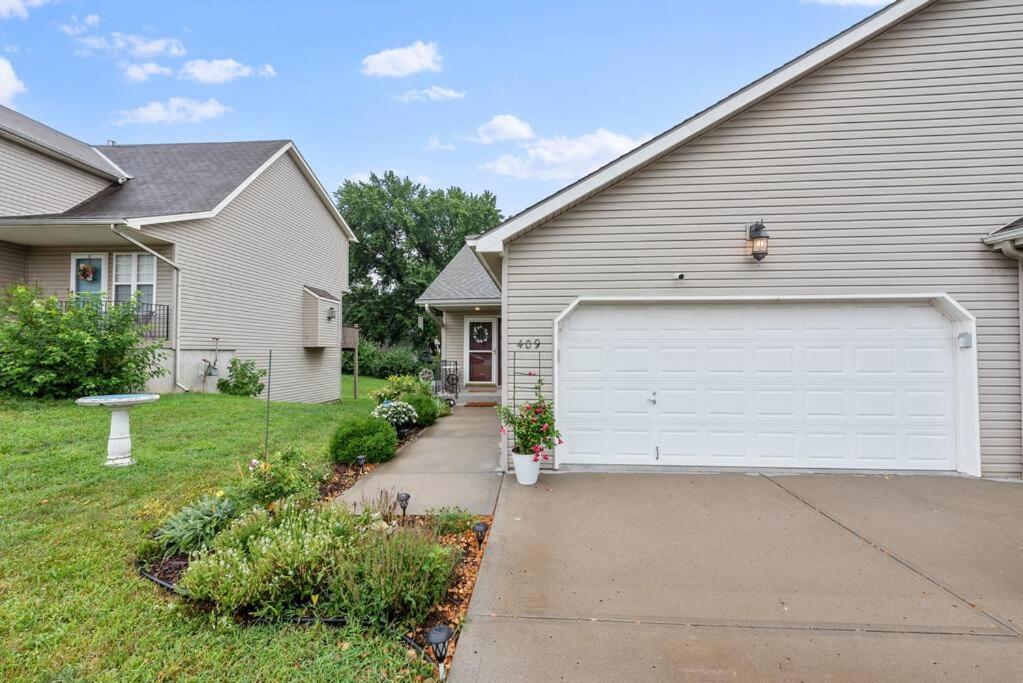 Beautiful Townhome, 11 Minutes To Downtown, Kcmo. カンザスシティ エクステリア 写真