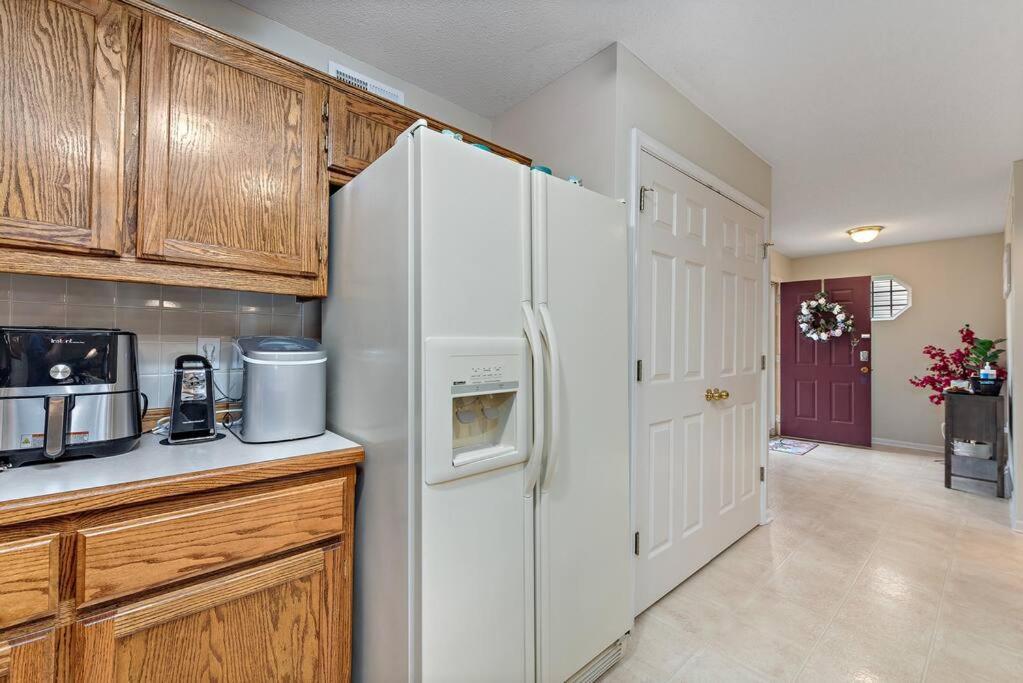 Beautiful Townhome, 11 Minutes To Downtown, Kcmo. カンザスシティ エクステリア 写真