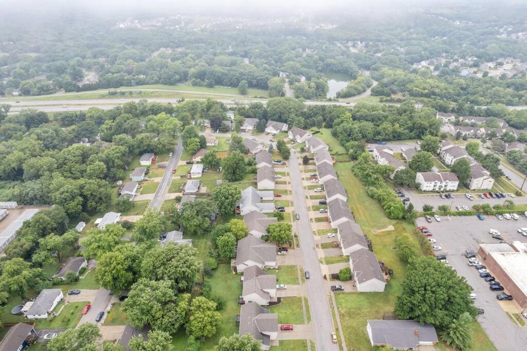 Beautiful Townhome, 11 Minutes To Downtown, Kcmo. カンザスシティ エクステリア 写真