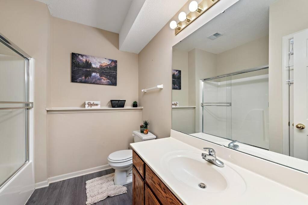 Beautiful Townhome, 11 Minutes To Downtown, Kcmo. カンザスシティ エクステリア 写真