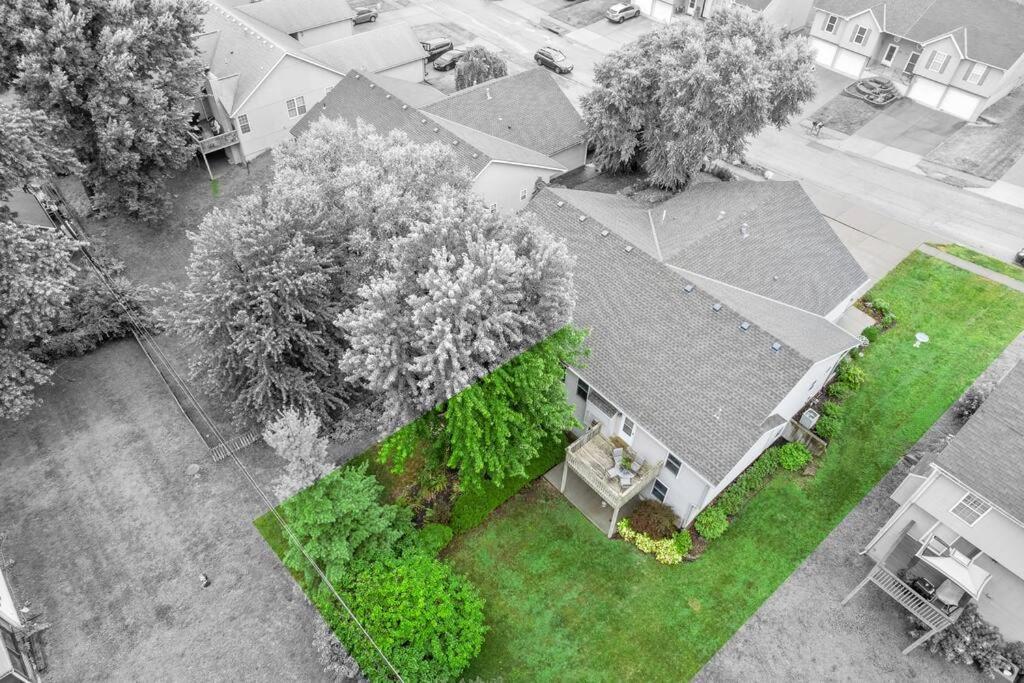 Beautiful Townhome, 11 Minutes To Downtown, Kcmo. カンザスシティ エクステリア 写真