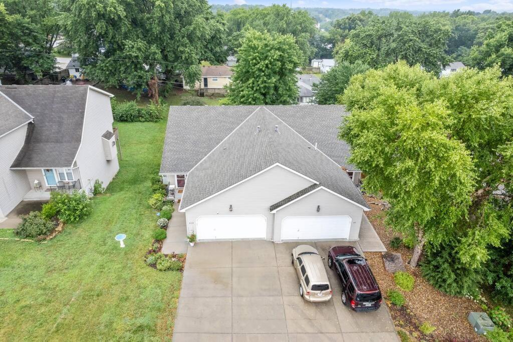 Beautiful Townhome, 11 Minutes To Downtown, Kcmo. カンザスシティ エクステリア 写真